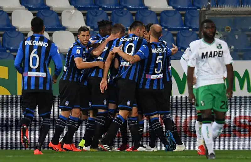 Dopo il vantaggio di Berardi i gol di Zapata, del Papu Gomez e di Pasalic regalano alla squadra di Gaseprini la qulificazione in Champions League.
