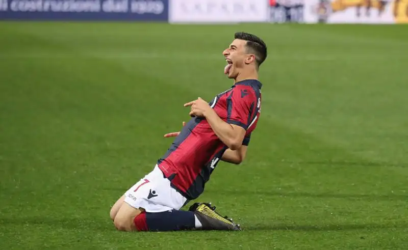 I padroni di casa in gol con Orsolini, Pulgar e Lyanco, poi il gol parmense di Inglese e il definitivo 4-1 con un'autorete di Sierralta.