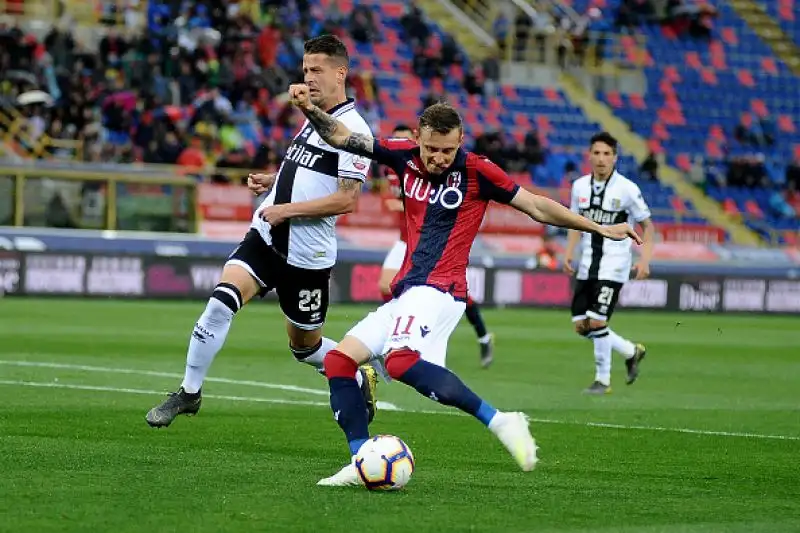 I padroni di casa in gol con Orsolini, Pulgar e Lyanco, poi il gol parmense di Inglese e il definitivo 4-1 con un'autorete di Sierralta.
