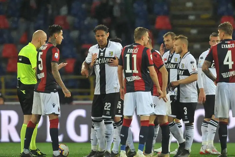I padroni di casa in gol con Orsolini, Pulgar e Lyanco, poi il gol parmense di Inglese e il definitivo 4-1 con un'autorete di Sierralta.
