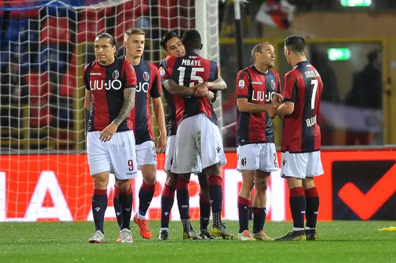 I padroni di casa in gol con Orsolini, Pulgar e Lyanco, poi il gol parmense di Inglese e il definitivo 4-1 con un'autorete di Sierralta.