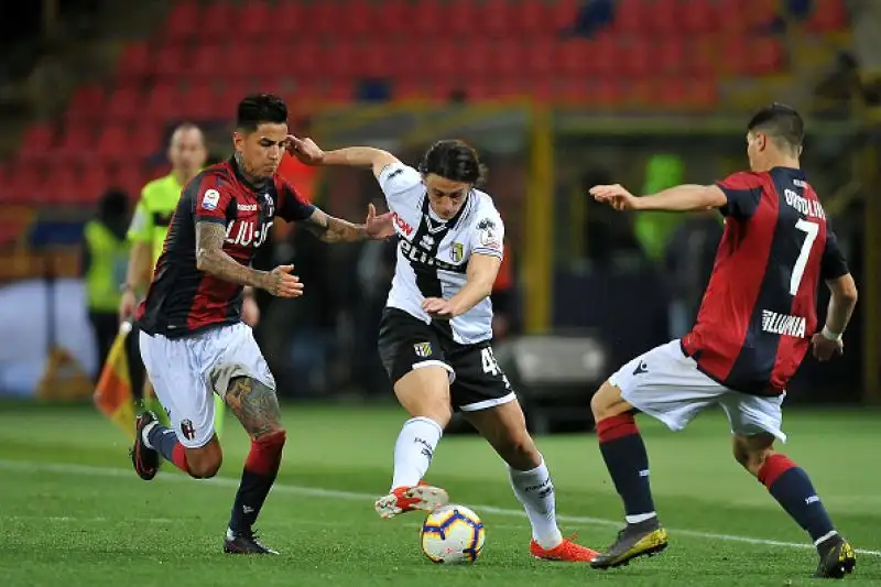 I padroni di casa in gol con Orsolini, Pulgar e Lyanco, poi il gol parmense di Inglese e il definitivo 4-1 con un'autorete di Sierralta.