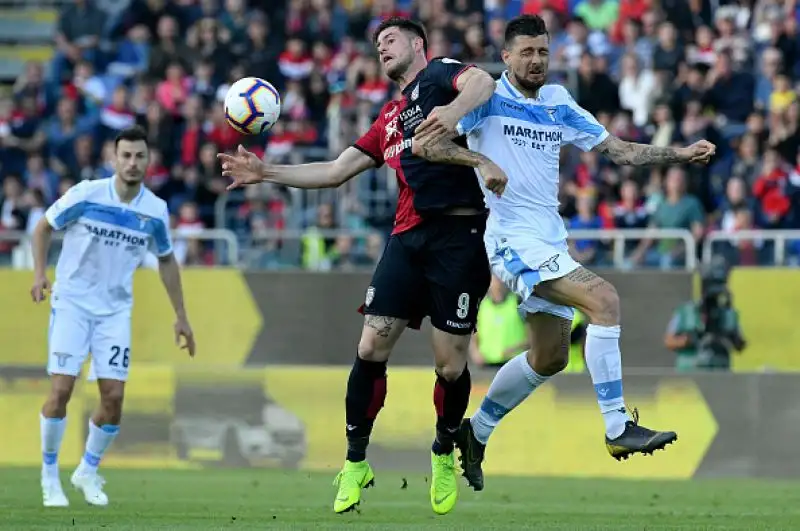 I biancocelesti sono andati in gol con Luis Alberto e Correa. Nel finale il gol di Pavoletti per i padroni di casa.