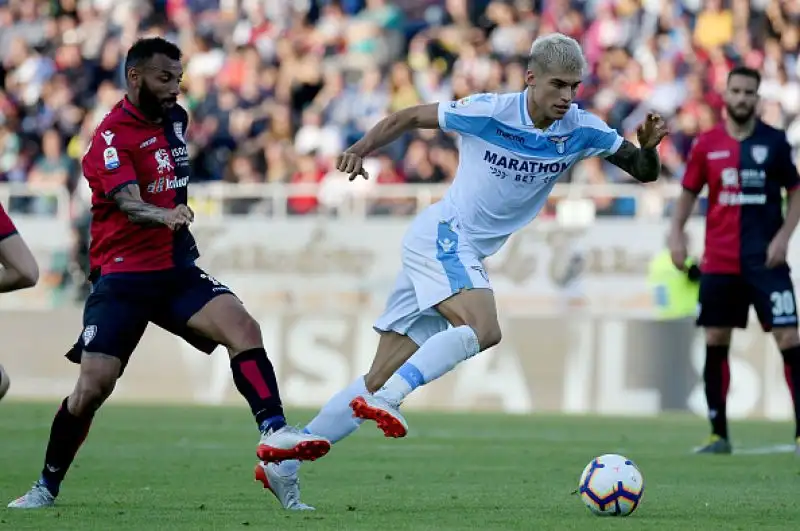 I biancocelesti sono andati in gol con Luis Alberto e Correa. Nel finale il gol di Pavoletti per i padroni di casa.