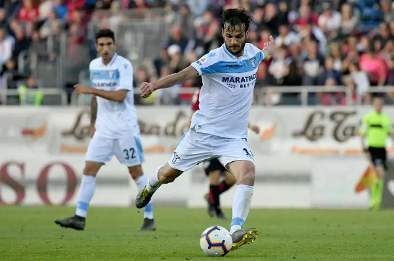 I biancocelesti sono andati in gol con Luis Alberto e Correa. Nel finale il gol di Pavoletti per i padroni di casa.