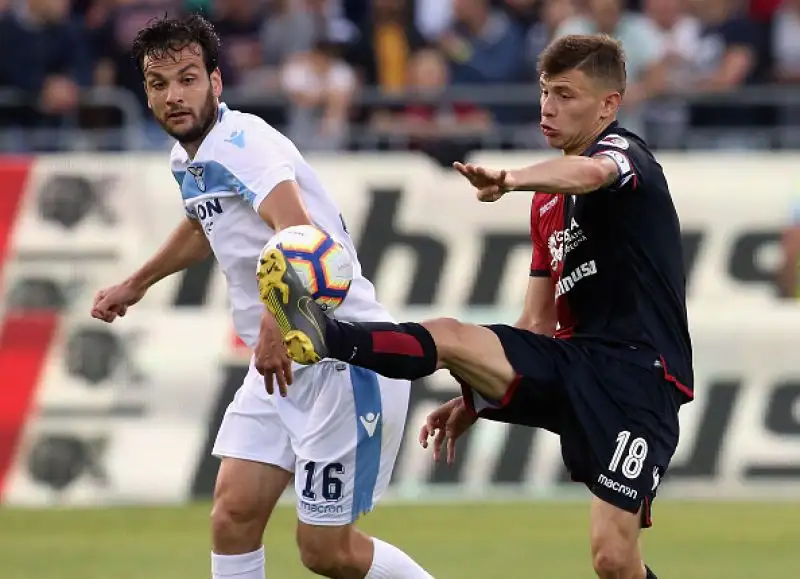 I biancocelesti sono andati in gol con Luis Alberto e Correa. Nel finale il gol di Pavoletti per i padroni di casa.