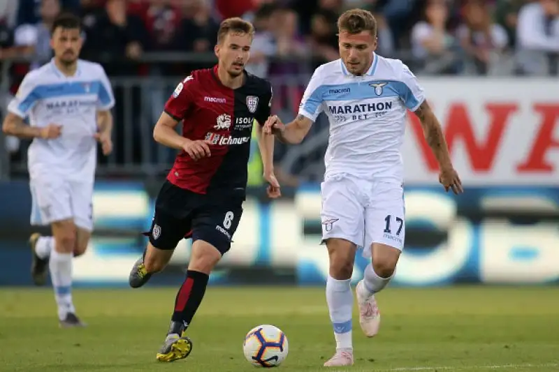 I biancocelesti sono andati in gol con Luis Alberto e Correa. Nel finale il gol di Pavoletti per i padroni di casa.