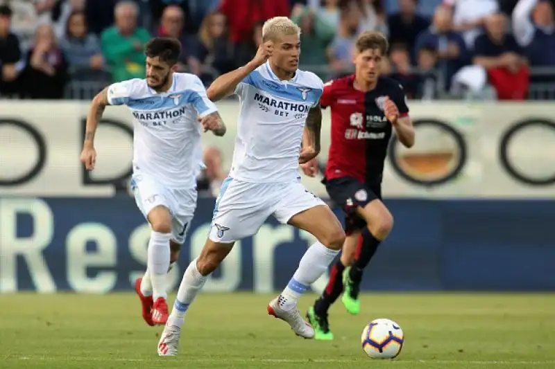 I biancocelesti sono andati in gol con Luis Alberto e Correa. Nel finale il gol di Pavoletti per i padroni di casa.