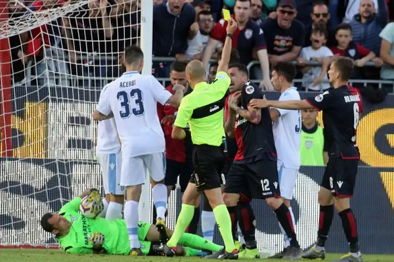 I biancocelesti sono andati in gol con Luis Alberto e Correa. Nel finale il gol di Pavoletti per i padroni di casa.