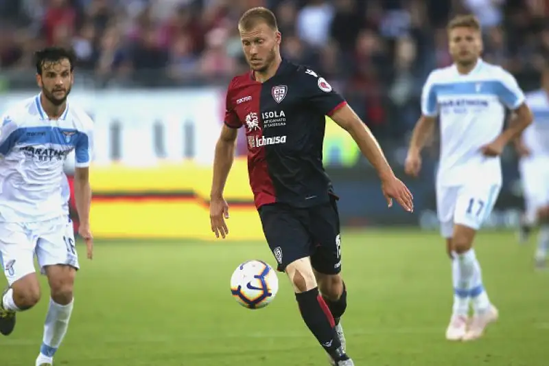 I biancocelesti sono andati in gol con Luis Alberto e Correa. Nel finale il gol di Pavoletti per i padroni di casa.