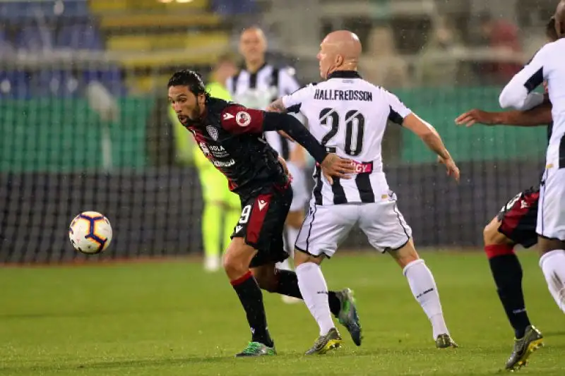Dopo il vantaggio di Pavoletti il pareggio di Halfredsson e il gol vittoria di De Maio.