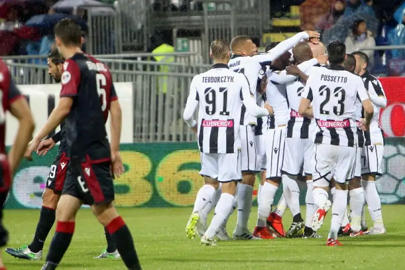 Dopo il vantaggio di Pavoletti il pareggio di Halfredsson e il gol vittoria di De Maio.