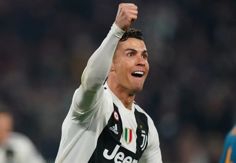 2- Con chi divide il record di aver vinto la Scarpa d'oro in due campionati differenti?
Luis Suarez
