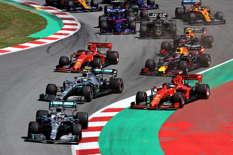 VIttoria per il britannico Lewis Hamilton davanti al compagno di scuderia Bottas e alla Red Bull di Verstappen. Quarte e quinte le Ferrari di Vettel e Leclerc.