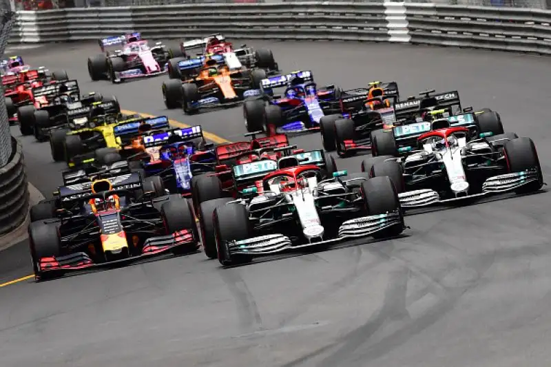 Sul podio alle spalle del britannico la Ferrari di Vettel, terzo Bottas. Quarto Verstappen giunto secondo al traguardo ma penalizzato di 5 secodni per una manovra pericolosa in uscita dai box.
