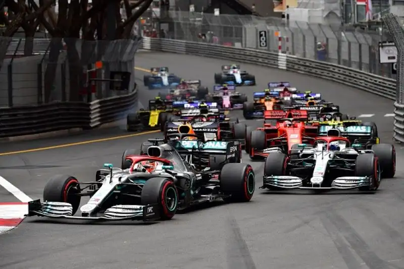 Sul podio alle spalle del britannico la Ferrari di Vettel, terzo Bottas. Quarto Verstappen giunto secondo al traguardo ma penalizzato di 5 secodni per una manovra pericolosa in uscita dai box.