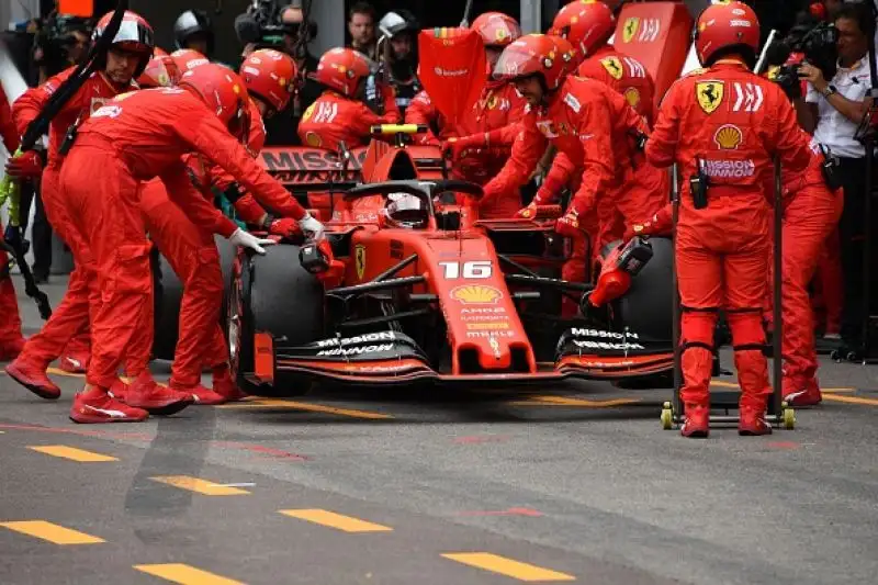Sul podio alle spalle del britannico la Ferrari di Vettel, terzo Bottas. Quarto Verstappen giunto secondo al traguardo ma penalizzato di 5 secodni per una manovra pericolosa in uscita dai box.