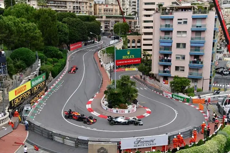 Sul podio alle spalle del britannico la Ferrari di Vettel, terzo Bottas. Quarto Verstappen giunto secondo al traguardo ma penalizzato di 5 secodni per una manovra pericolosa in uscita dai box.