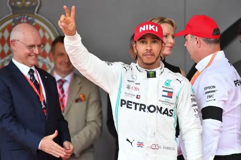 Sul podio alle spalle del britannico la Ferrari di Vettel, terzo Bottas. Quarto Verstappen giunto secondo al traguardo ma penalizzato di 5 secodni per una manovra pericolosa in uscita dai box.