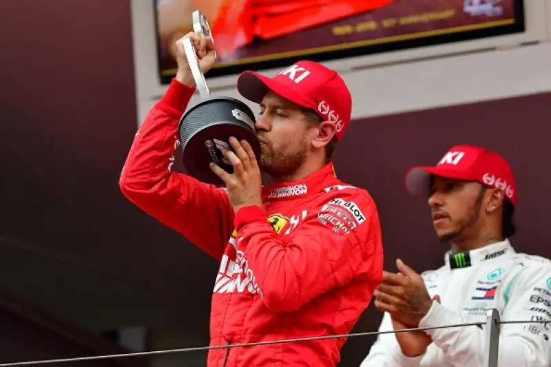 Sul podio alle spalle del britannico la Ferrari di Vettel, terzo Bottas. Quarto Verstappen giunto secondo al traguardo ma penalizzato di 5 secodni per una manovra pericolosa in uscita dai box.