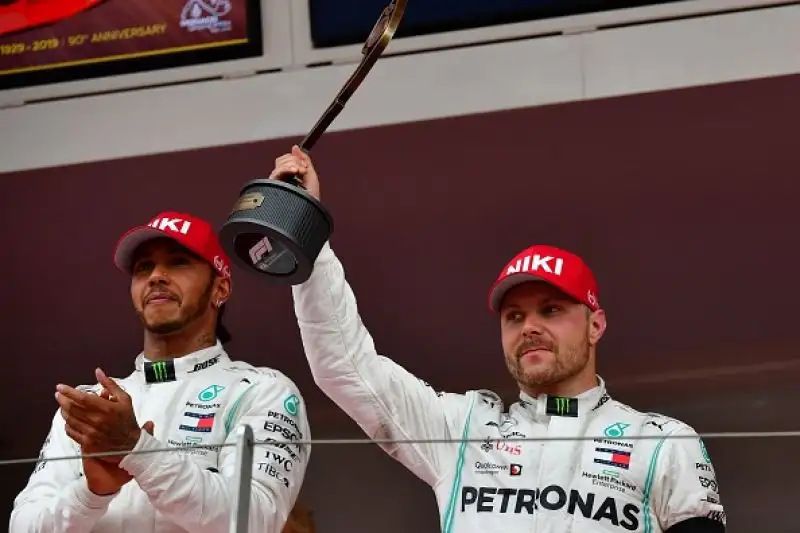 Sul podio alle spalle del britannico la Ferrari di Vettel, terzo Bottas. Quarto Verstappen giunto secondo al traguardo ma penalizzato di 5 secodni per una manovra pericolosa in uscita dai box.