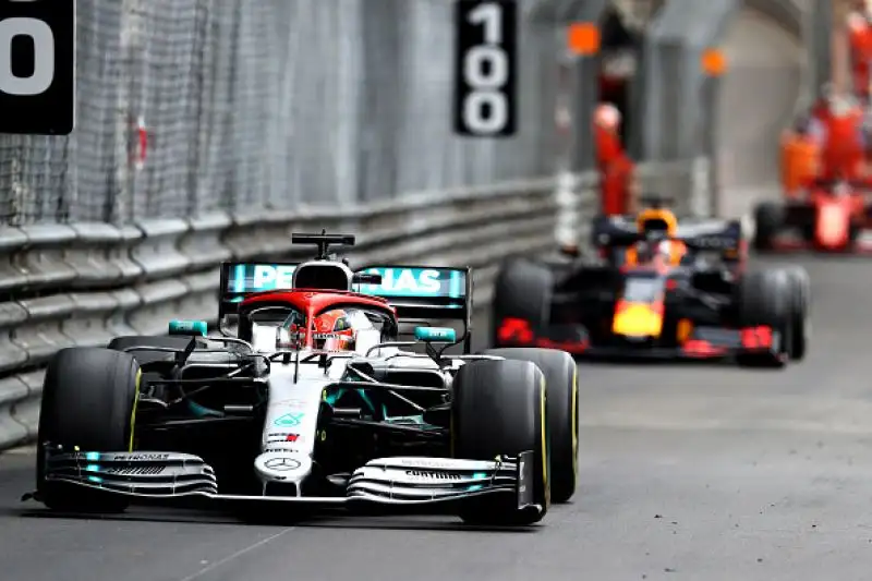 Sul podio alle spalle del britannico la Ferrari di Vettel, terzo Bottas. Quarto Verstappen giunto secondo al traguardo ma penalizzato di 5 secodni per una manovra pericolosa in uscita dai box.