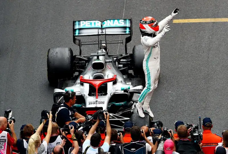 Sul podio alle spalle del britannico la Ferrari di Vettel, terzo Bottas. Quarto Verstappen giunto secondo al traguardo ma penalizzato di 5 secodni per una manovra pericolosa in uscita dai box.
