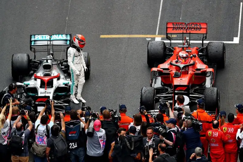 Sul podio alle spalle del britannico la Ferrari di Vettel, terzo Bottas. Quarto Verstappen giunto secondo al traguardo ma penalizzato di 5 secodni per una manovra pericolosa in uscita dai box.