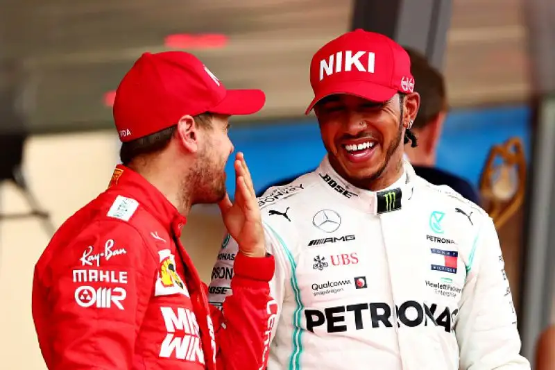 Sul podio alle spalle del britannico la Ferrari di Vettel, terzo Bottas. Quarto Verstappen giunto secondo al traguardo ma penalizzato di 5 secodni per una manovra pericolosa in uscita dai box.