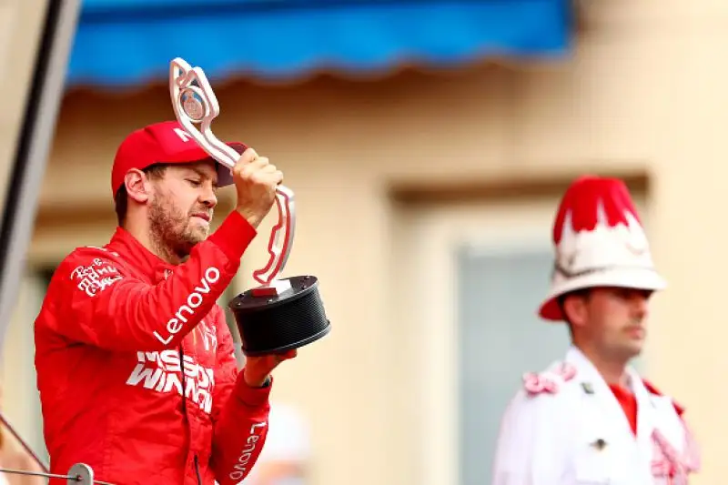 Sul podio alle spalle del britannico la Ferrari di Vettel, terzo Bottas. Quarto Verstappen giunto secondo al traguardo ma penalizzato di 5 secodni per una manovra pericolosa in uscita dai box.