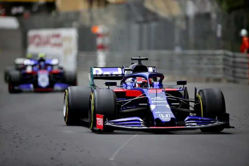 Sul podio alle spalle del britannico la Ferrari di Vettel, terzo Bottas. Quarto Verstappen giunto secondo al traguardo ma penalizzato di 5 secodni per una manovra pericolosa in uscita dai box.