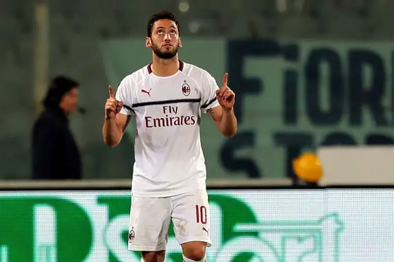 Calhanoglu su assist di Suso segna al 35' del primo tempo la rete che permette ai rossoneri di continuare a sperare.