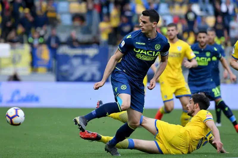 Una doppietta di Okaka e un gol di Samir valgono tre punti pesantissimi per i friulani, di Dionisi il gol dei padroni di casa.
