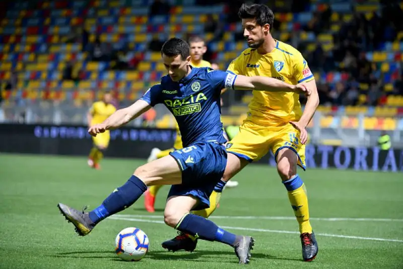 Una doppietta di Okaka e un gol di Samir valgono tre punti pesantissimi per i friulani, di Dionisi il gol dei padroni di casa.