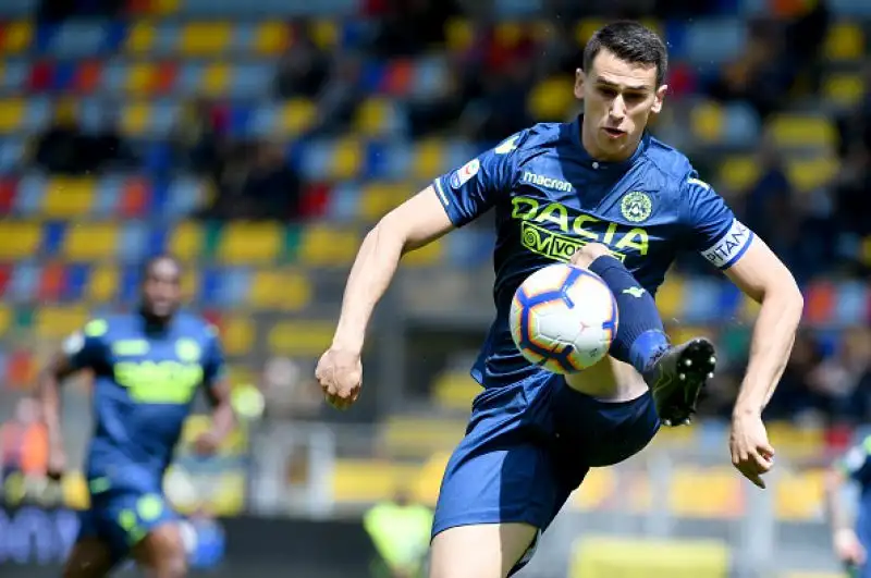 Una doppietta di Okaka e un gol di Samir valgono tre punti pesantissimi per i friulani, di Dionisi il gol dei padroni di casa.