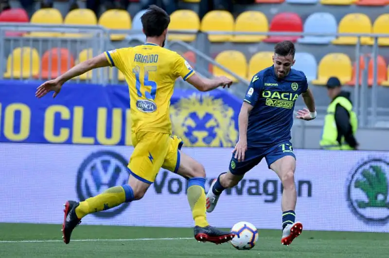 Una doppietta di Okaka e un gol di Samir valgono tre punti pesantissimi per i friulani, di Dionisi il gol dei padroni di casa.