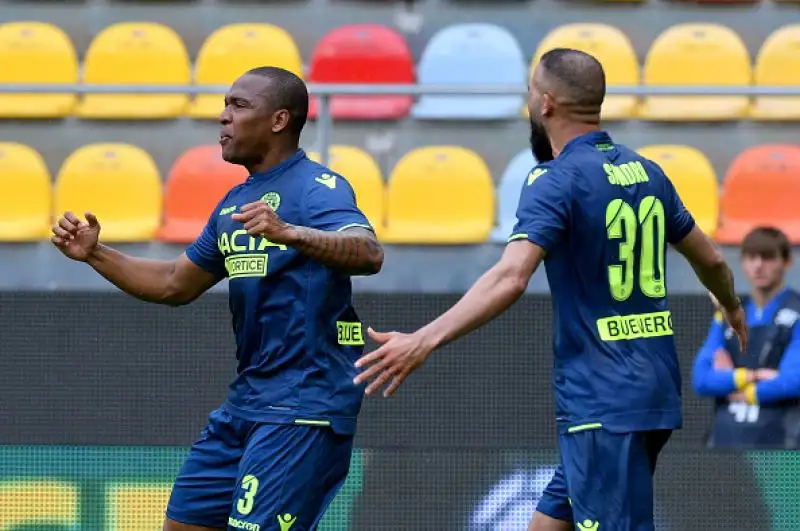 Una doppietta di Okaka e un gol di Samir valgono tre punti pesantissimi per i friulani, di Dionisi il gol dei padroni di casa.