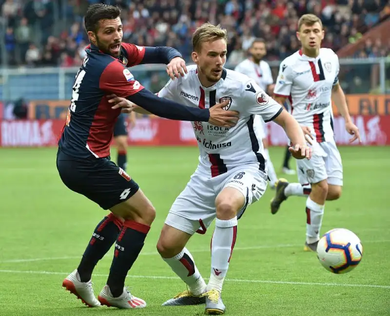 Derby rossoblù drammatico quello tra Genoa e Cagliari, terminato con un pareggio che rischia di inguaiare il Grifone nella rincorsa alla salvezza. 