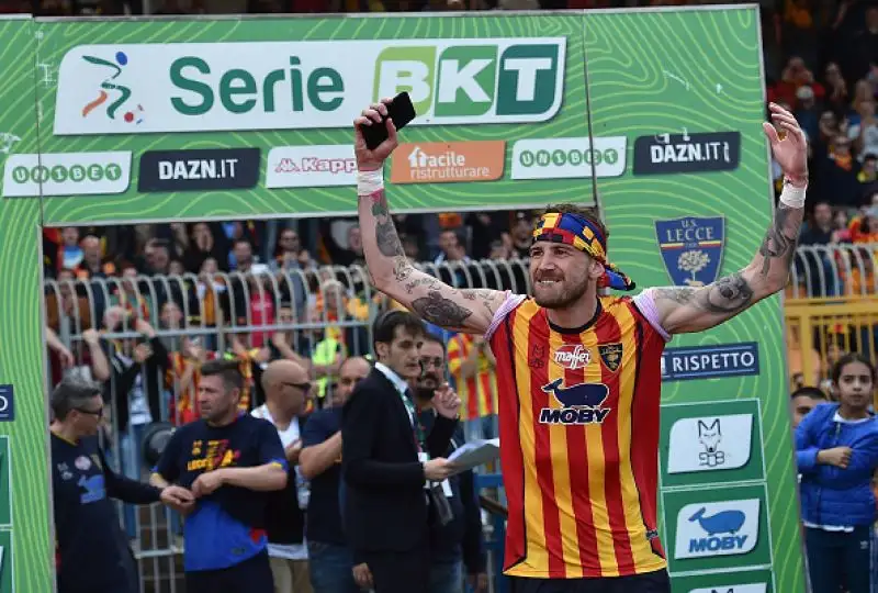 Grazie alle reti di Petriccione e La Mantia i salentini conquistano all'ultima giornata il pass per il ritorno nella massima serie.