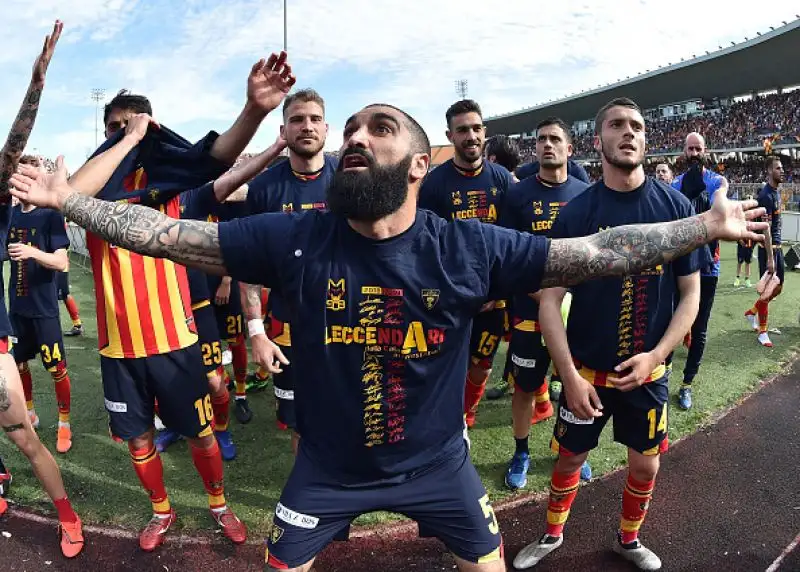 Grazie alle reti di Petriccione e La Mantia i salentini conquistano all'ultima giornata il pass per il ritorno nella massima serie.