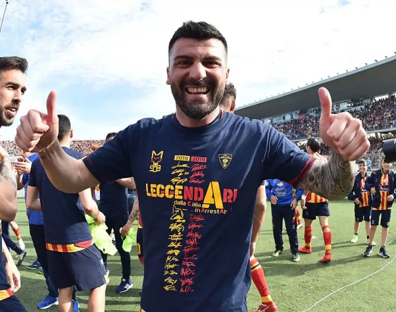 Grazie alle reti di Petriccione e La Mantia i salentini conquistano all'ultima giornata il pass per il ritorno nella massima serie.