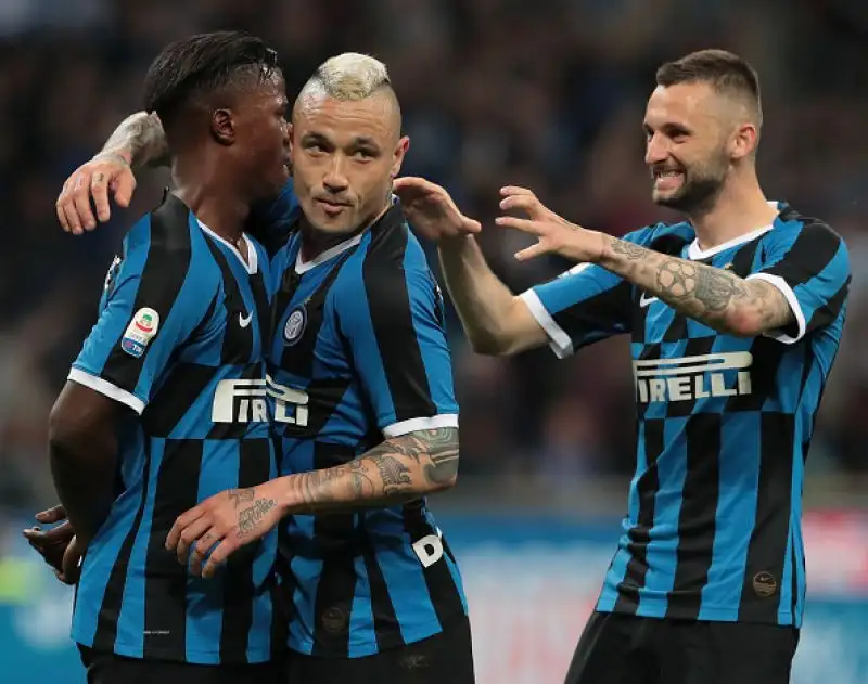 Piscodramam a Milano con l'Inter che va in vantaggiocon Keita Balde, viene raggiunta da Traore e trova i tre punti con un gol di Nainggolan.