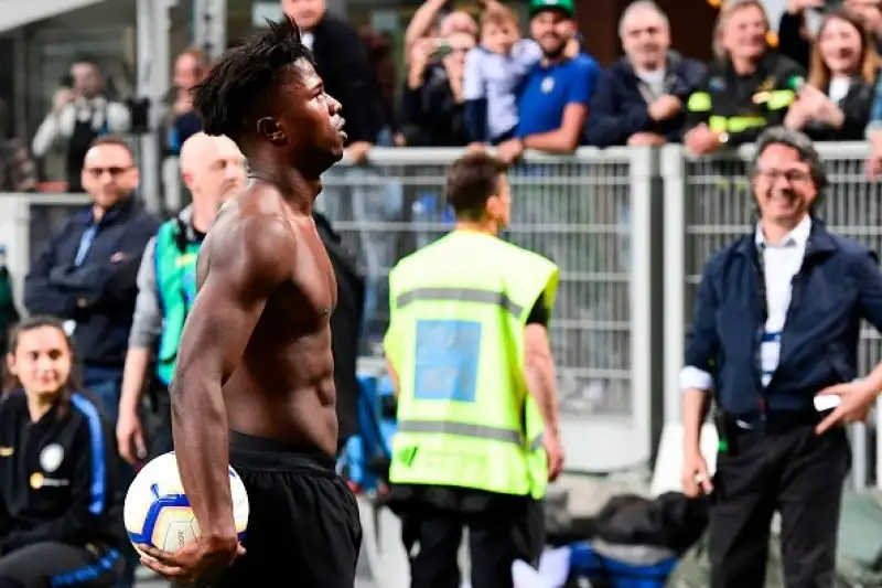 Piscodramam a Milano con l'Inter che va in vantaggiocon Keita Balde, viene raggiunta da Traore e trova i tre punti con un gol di Nainggolan.