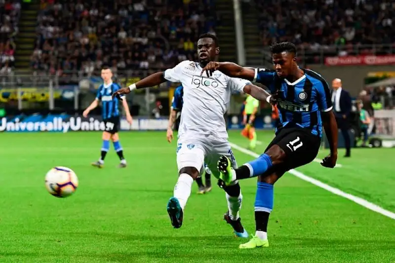 Piscodramam a Milano con l'Inter che va in vantaggiocon Keita Balde, viene raggiunta da Traore e trova i tre punti con un gol di Nainggolan.