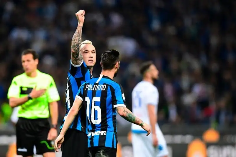 Piscodramam a Milano con l'Inter che va in vantaggiocon Keita Balde, viene raggiunta da Traore e trova i tre punti con un gol di Nainggolan.
