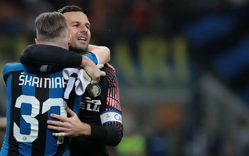 Piscodramam a Milano con l'Inter che va in vantaggiocon Keita Balde, viene raggiunta da Traore e trova i tre punti con un gol di Nainggolan.