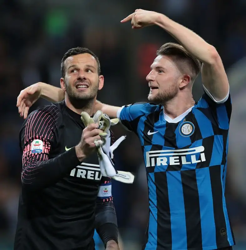 Piscodramam a Milano con l'Inter che va in vantaggiocon Keita Balde, viene raggiunta da Traore e trova i tre punti con un gol di Nainggolan.