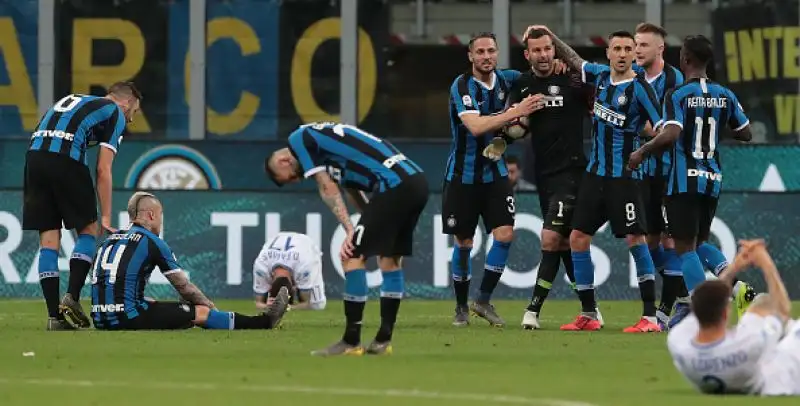 Piscodramam a Milano con l'Inter che va in vantaggiocon Keita Balde, viene raggiunta da Traore e trova i tre punti con un gol di Nainggolan.
