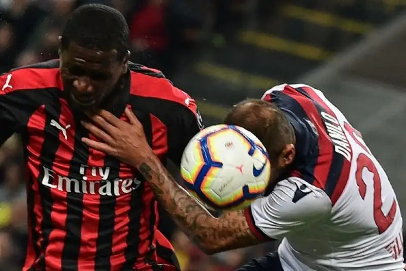 Il Milan barcolla, ma non molla. Ed è ancora in corsa per la Champions League. Il folle posticipo della 35a giornata tra i rossoneri e il Bologna è vinto per 2-1 dalla squadra di Gattuso