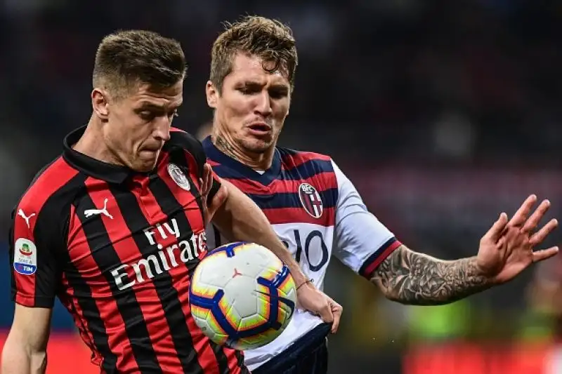 Il Milan barcolla, ma non molla. Ed è ancora in corsa per la Champions League. Il folle posticipo della 35a giornata tra i rossoneri e il Bologna è vinto per 2-1 dalla squadra di Gattuso